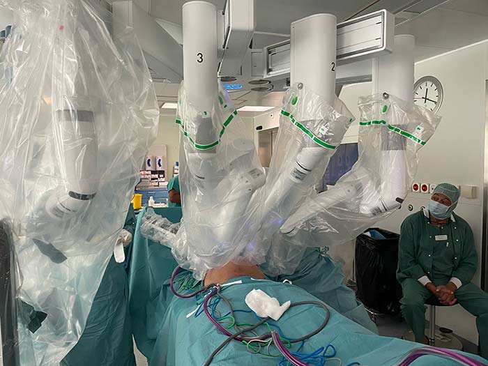 ZweiChirurgen with robot surgery