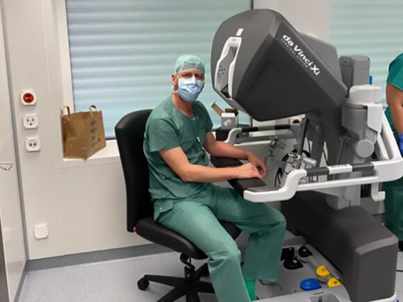 ZweiChirurgen performing modern robot surgery